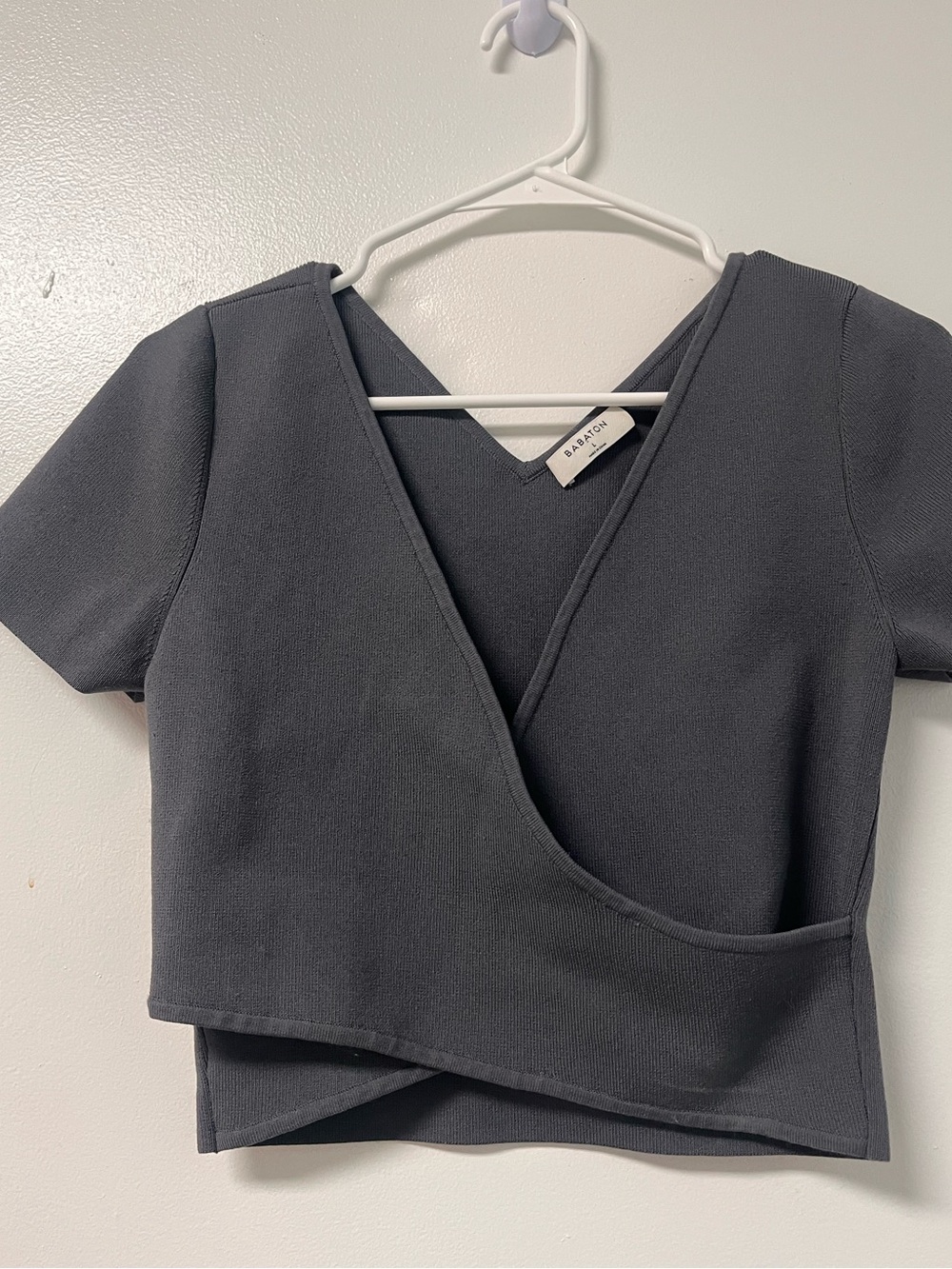 Babaton Aritzia Charcoal Short Sleeve Wrapped Cropped Top Size L